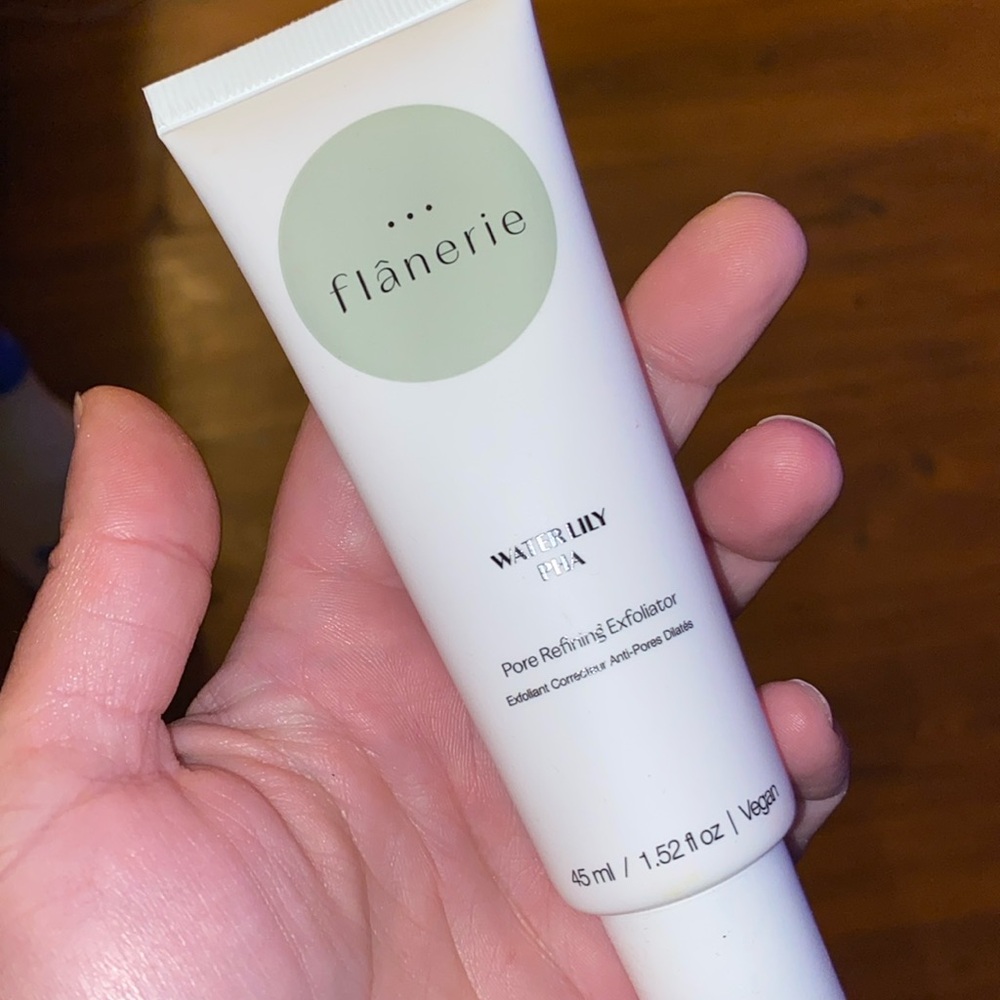 Flanerie waterlily pore refining exfoliater